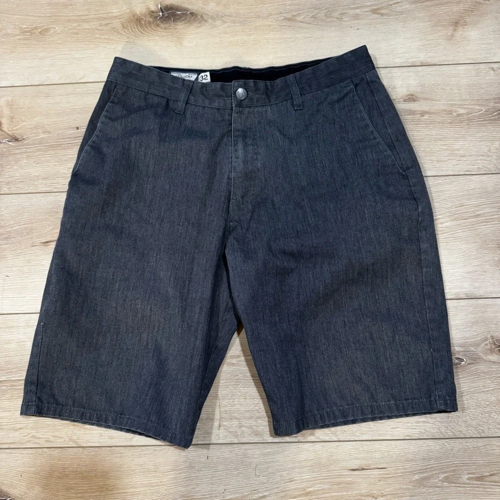 Volcom dark gray men's mid length shorts, zipper button closure, pockets, 32. - Picture 2 of 15